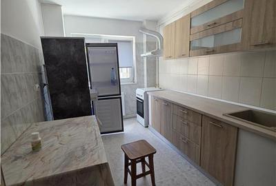 Apartament cu 4 camere semidecomandat în Răcădău