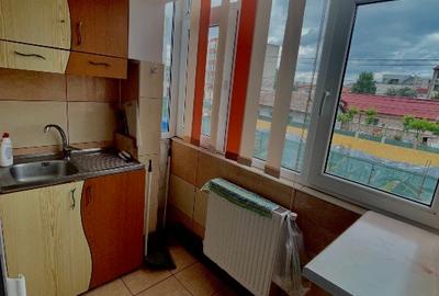 Apartament cu 3 camere semidecomandat, mobilat în Inel II