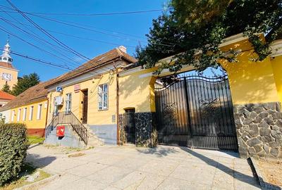 Casă de vânzare în centrul Hălchiu - 1