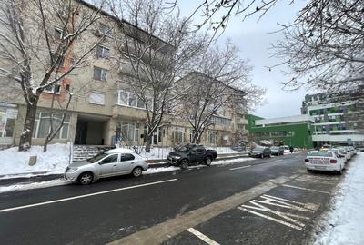 Apartament cu 3 camere decomandat în Spitalul Județean