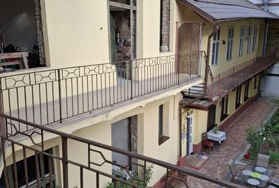 Cladire mixta cu spatii la parter si numeroase incaperi -central - 27