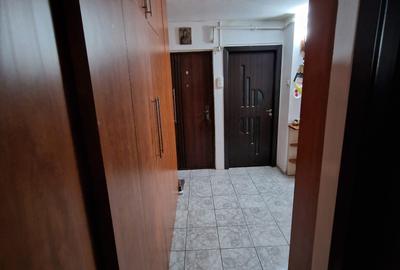 Se inchiriaza un apartament decomandat cu doua camere 300 euro