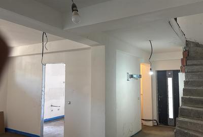 Jumatatea interioara  de duplex de vanzare la pret de apartament! - 11