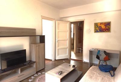 Apartament cu 2 camere semidecomandat, mobilat în Central