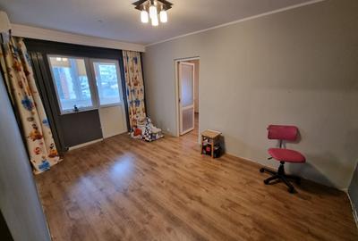 Apartament cu 3 camere semidecomandat în Groapa