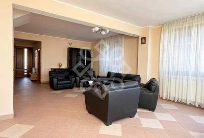Casă individuală cu 8 camere în Central