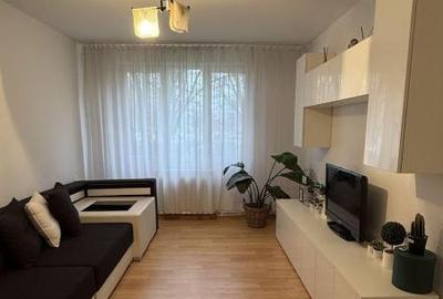 Apartament cu 3 camere decomandat în Titan