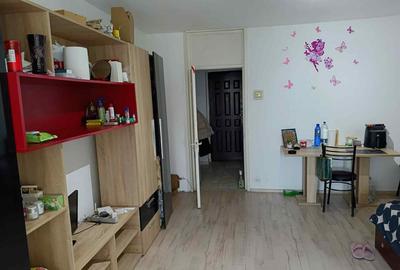 Titan - parc IOR, Piata Minis- garsoniera, an 1979-bloc reabilitat - 1