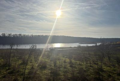 Teren 10.009 mp cu deschidere 70 m — vedere la lac și pădure - 1