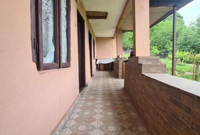 Casa de vanzare intr o zona linistita la 150m de strada principala - 8