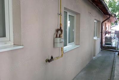 2 camere   in CASA  -central  -curte comuna-intrare separata - 1