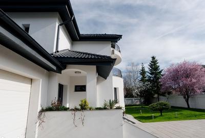 Sanctuar Urban în Inima Piperei: Eleganță Contemporană pe 1.000 mp de Intimitate - 1