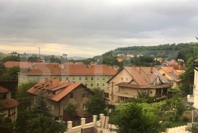 Casă individuală cu 7 camere în Dealul Cetății