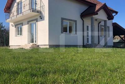 Casă individuală cu 4 camere în Sânpetru