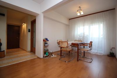 3 camere cu living de 31 mp, dormitoare de 14 și 12, bucătărie de 10,  centrală - 3