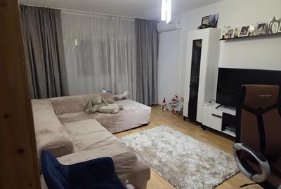 Apartament cu 3 camere decomandat în Nicolina