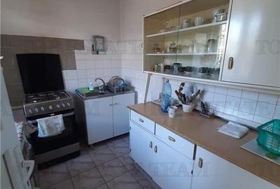 In exclusivitate Piata Veteranilor casa individuala  7 min de metrou - 11