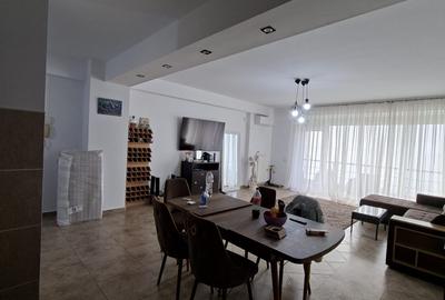 Apartament cu 3 camere decomandat, mobilat în Mamaia