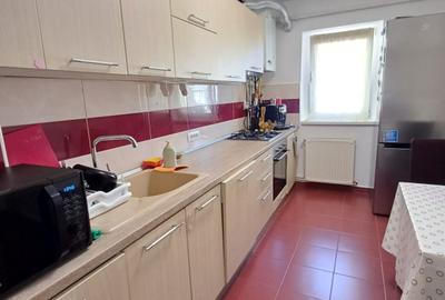 Apartament 3 camere decomandat cu pivnita si 2 balcoane