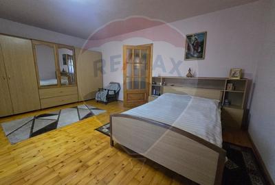Casă spațioasă 331 mp utili + 5175 mp teren | Piscină interioară - 5