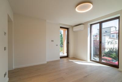 Vilă Contemporană Dorobanți: Fotovoltaice, Pompe de Căldură și Parcare - 17