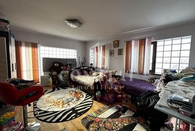 Apartament cu 4 camere semidecomandat, mobilat în Florești