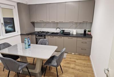 Apartament cu 3 camere decomandat, mobilat în Cornitoiu