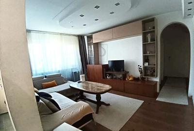 Apartament cu 4 camere semidecomandat, mobilat în Dacia