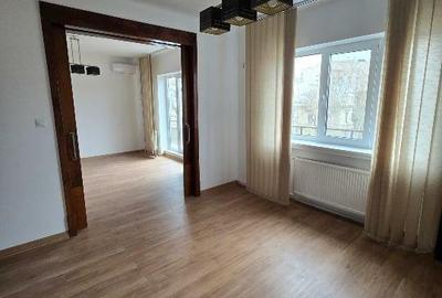 Apartament cu 4 camere decomandat în Victoriei