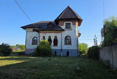 Casă cu 5 camere în Poienarii Burchii