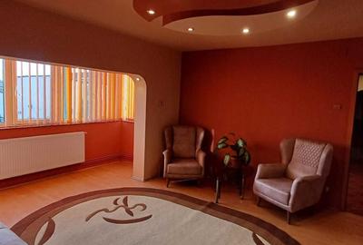 Apartament cu 3 camere semidecomandat, mobilat în Girocului