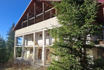 Casă individuală cu 14 camere în Păltiniș