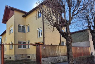 Casă cu 8 camere în 13 Decembrie