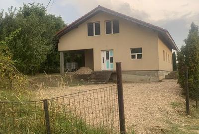 Casă individuală cu 4 camere în Deușu
