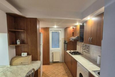 Închiriez apartament cu 3 camere,  centru - 8