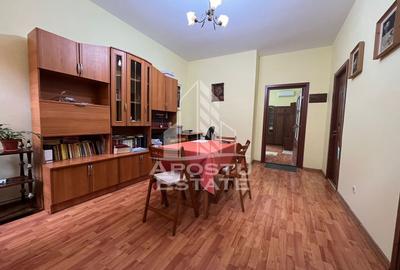 Apartament cu 3 camere semidecomandat, mobilat în Central