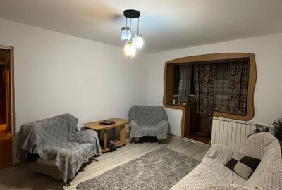 Apartament cu 3 camere semidecomandat în Aluniș