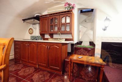 Casa cu 3 apartamente, P-ta Unirii , Str. Primariei - 11