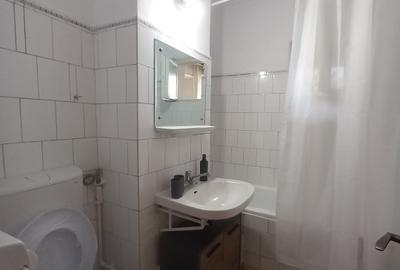 Garsoniera decomandata in bloc mixt , etaj 3, libera , Matei Basarab -central - 1