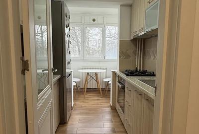 Apartament cu 3 camere decomandat, mobilat în Titan