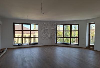 Penthouse cu 4 camere semidecomandat în Cișmigiu