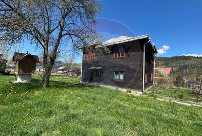 Casă / Vilă situată pe strada Petreni - 4