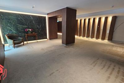 Apartament cu 4 camere semidecomandat în Băneasa