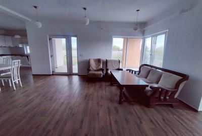 Casă individuală cu 6 camere în Săcălaz