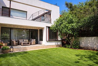 Casă individuală cu 6 camere în Central