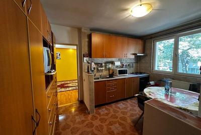 Apartament cu 3 camere decomandat în Pajura