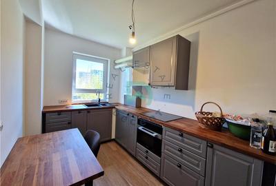Apartament cu 2 camere decomandat în Tractorul