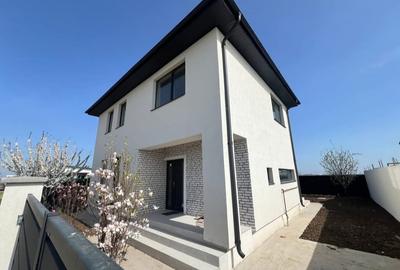 Casă cu 4 camere în Berceni