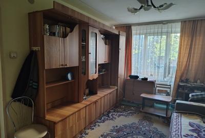 Apartament cu 3 camere semidecomandat în Ghencea