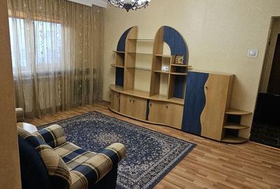 Apartament cu 3 camere semidecomandat, mobilat în Far